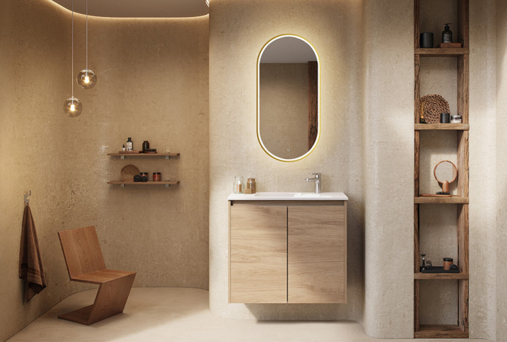 Petite salle de bains beige avec meuble suspendu en bois clair et niches de rangement ouvertes.