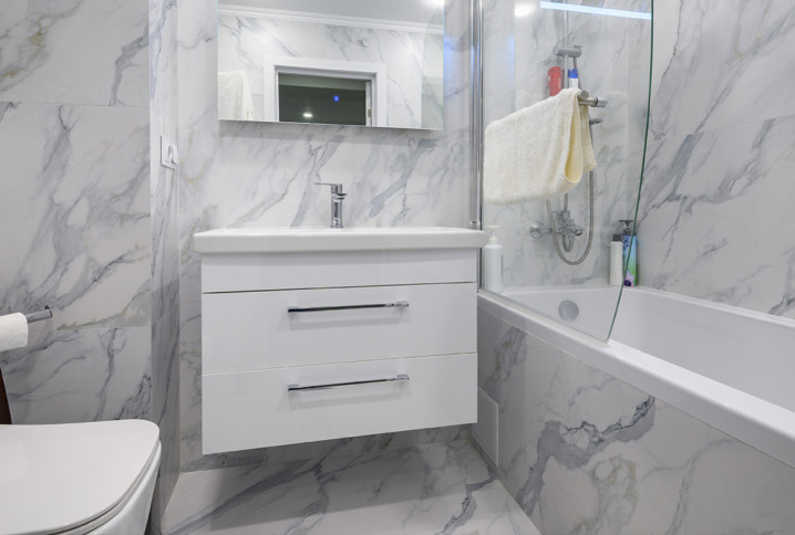 Petite salle de bains avec du carrelage imitation marbre