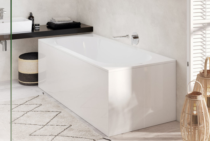 Baignoire rectangulaire gain de place installée contre un mur dans une salle de bains moderne