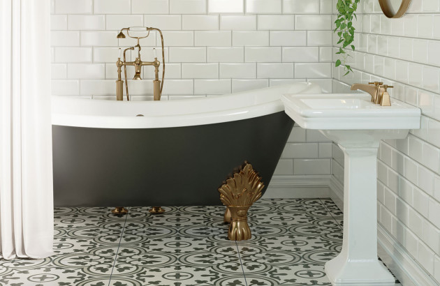 Baignoire classique sur pieds dorés