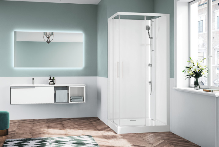 Salle de bains lumineuse avec une cabine de douche carrée