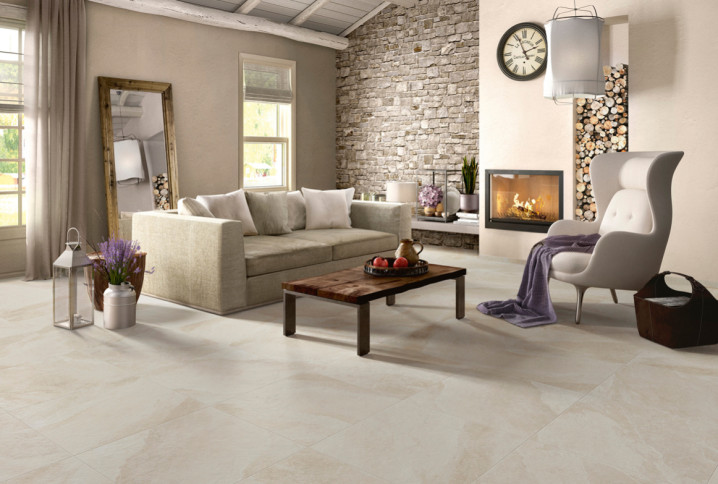 Salon spacieux avec carrelage beige effet pierre