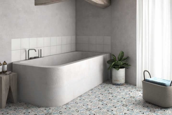 Carreaux de ciment dans une salle de bains avec baignoire