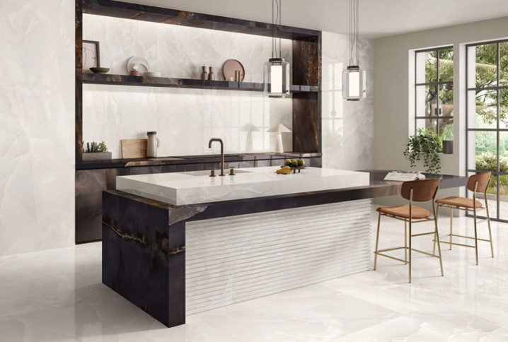 Cuisine contemporaine avec îlot central habillé d’un carrelage effet marbre grand format