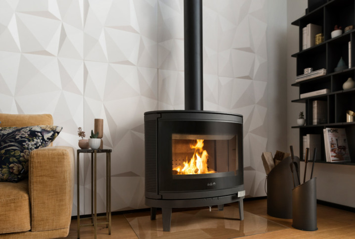 Poêle à bois moderne avec carrelage mural décoratif dans salon