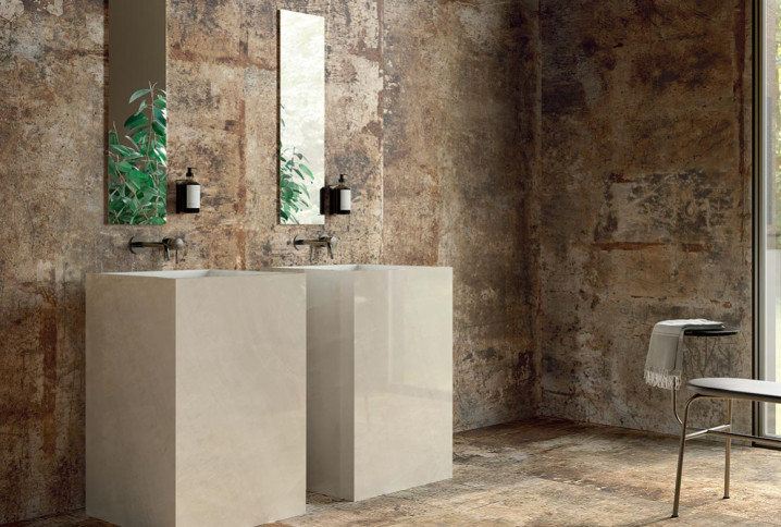 Salle de bains avec carrelage effet oxydé