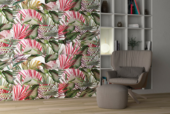 Grand salon avec du carrelage mural effet papier peint