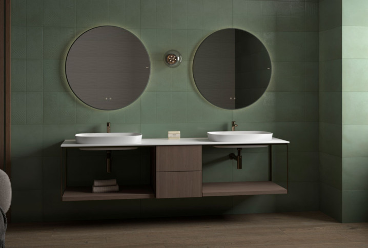 Salle de bains contemporaine avec double vasque suspendue, carrelage vert et miroirs ronds rétroéclairés.