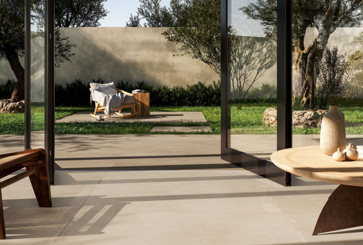 Véranda et salon de jardin équipé de carreaux de carrelage grand format