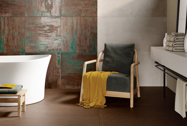 Salle de bains contemporaine avec carrelage effet métal oxydé et baignoire îlot au style chaleureux.