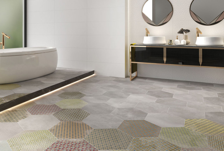 Salle de bains moderne avec du carrelage hexagonal effet béton