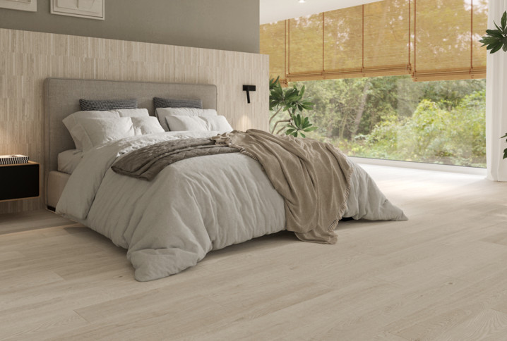 Chambre lumineuse avec carrelage imitation bois clair pour une ambiance douce et naturelle.