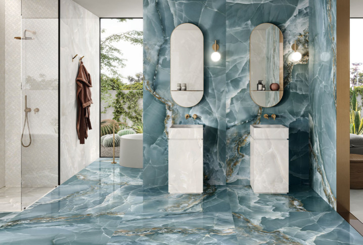 salle de bains moderne avec carrelage imitation onyx bleu posé au sol et sur les murs