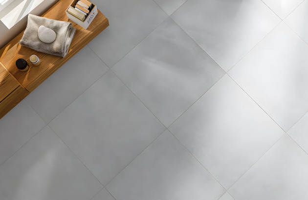 Carrelage minimaliste gris posé au sol
