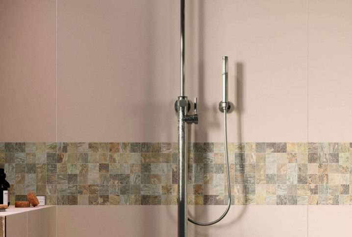 Carrelage mosaïque mural dans une douche