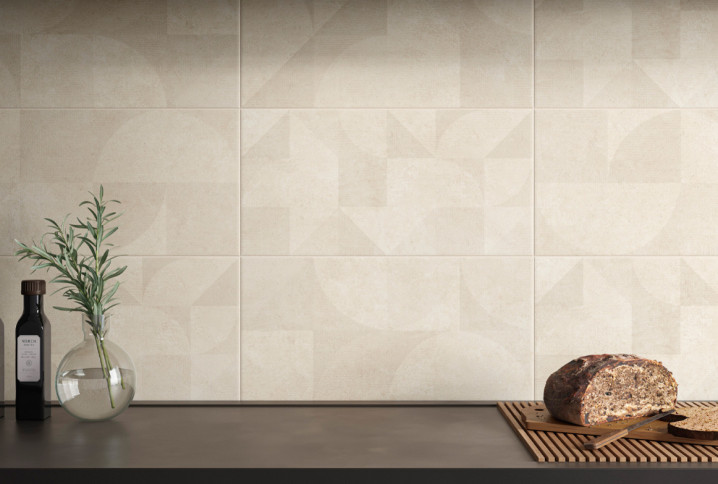 Carrelage mural beige à motifs géométriques pour une crédence de cuisine chaleureuse