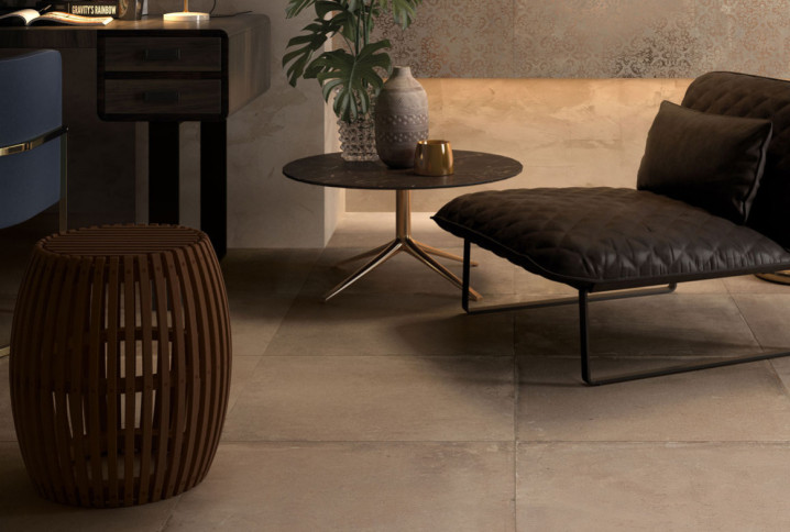 Carrelage ocre dans une pièce à vivre