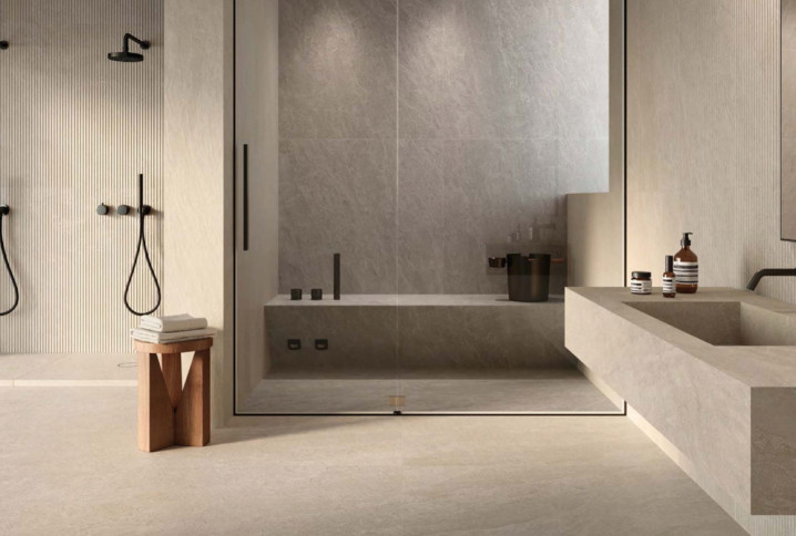 Salle de bains moderne avec carrelage sur mesure et douche à l’italienne au design épuré