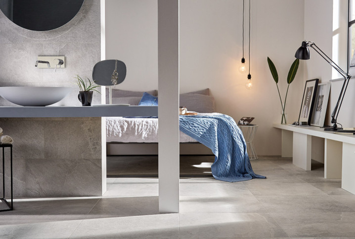 Chambre avec salle de bains recouverte de carrelage XXL teinté dans la masse