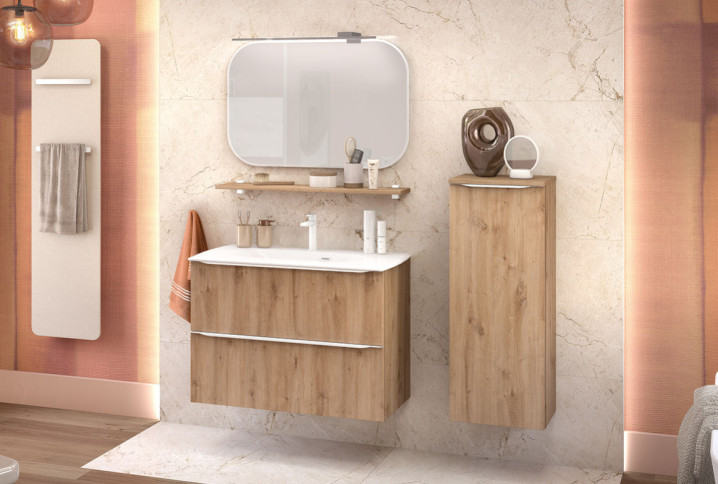 Salle de bains chaleureuse avec meuble vasque suspendu en bois, colonne de rangement assortie et sèche-serviettes vertical.