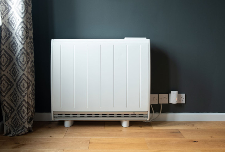 Radiateur à convection installé dans un coin d'une pièce