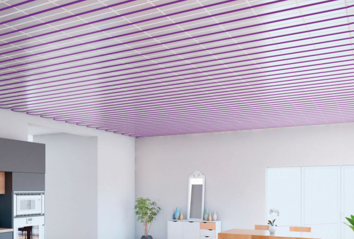 Plafond d'une maison avec un système de chauffage intégré