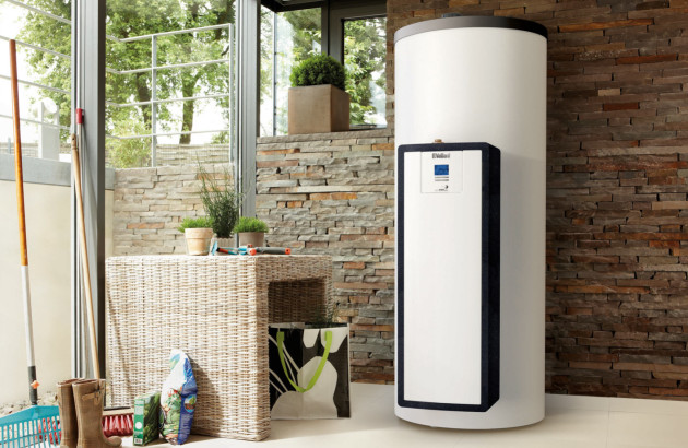 Chauffe-eau solaire installé dans une pièces lumineuse