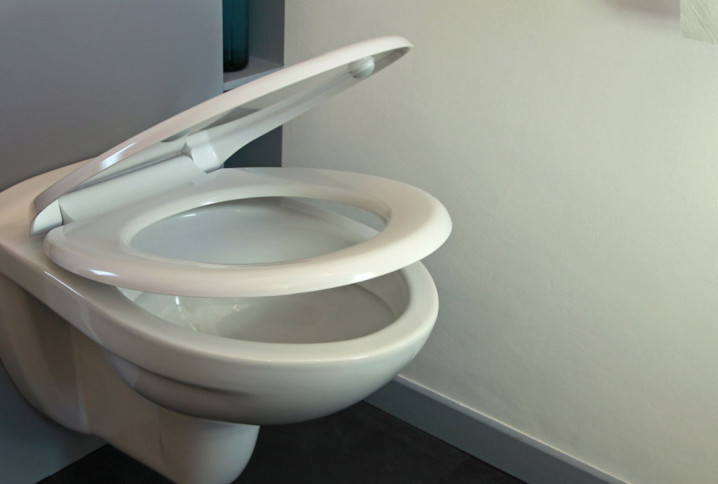 Toilettes avec abattant de toilettes
