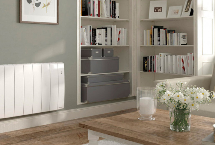 Salon équipé d'un radiateur mural électrique