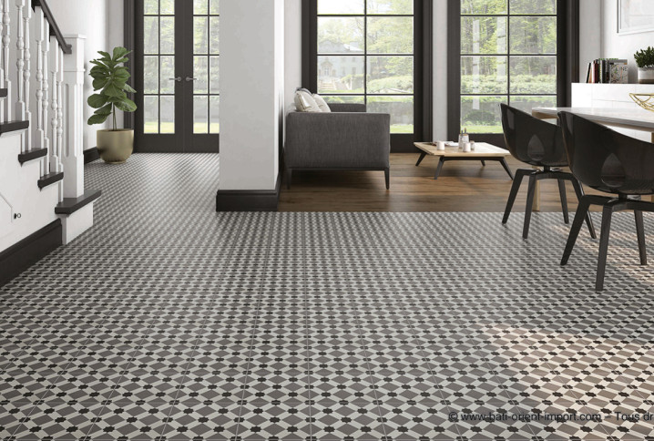 Sol de grand salon recouvert de carrelage imitation carreaux de ciment