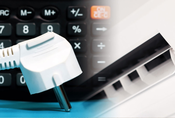 prise électrique avec une calculatrice et un panneau de contrôle de climatiseur