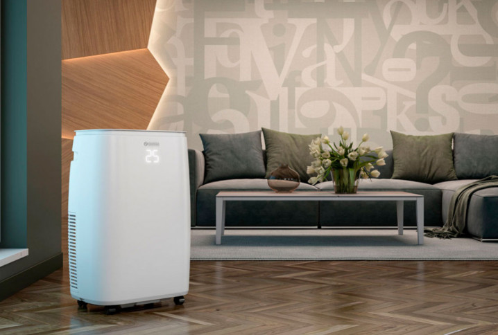 Salon contemporain avec un climatiseur mobile blanc affichant 25°C