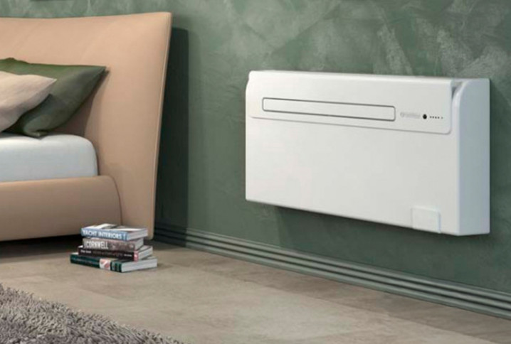 Climatiseur monobloc mural installé dans une chambre, solution de chauffage et climatisation compacte.