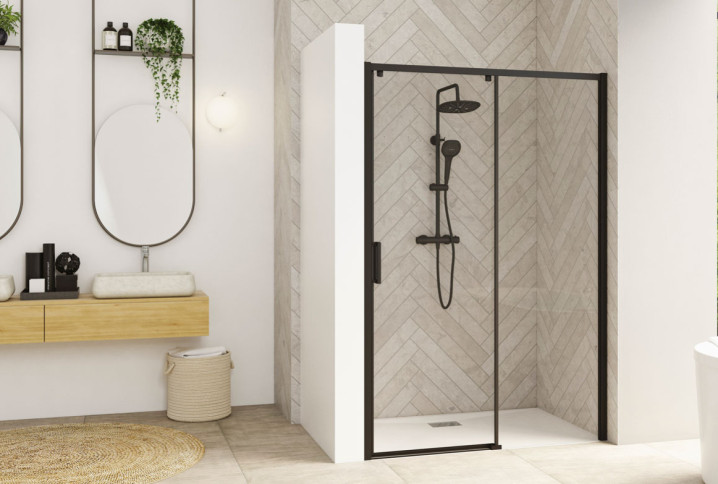 Salle de bains contemporaine avec cabine de douche noire, double vasque et meuble suspendu en bois clair.