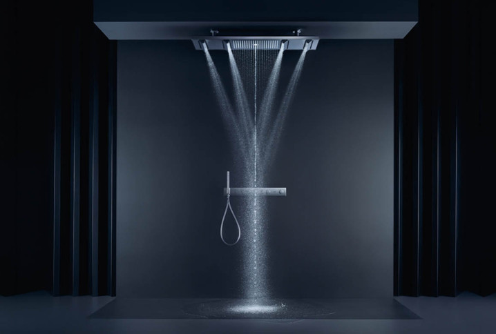Colonne de douche cascade avec effet pluie et jet central dans une salle de bains design sombre
