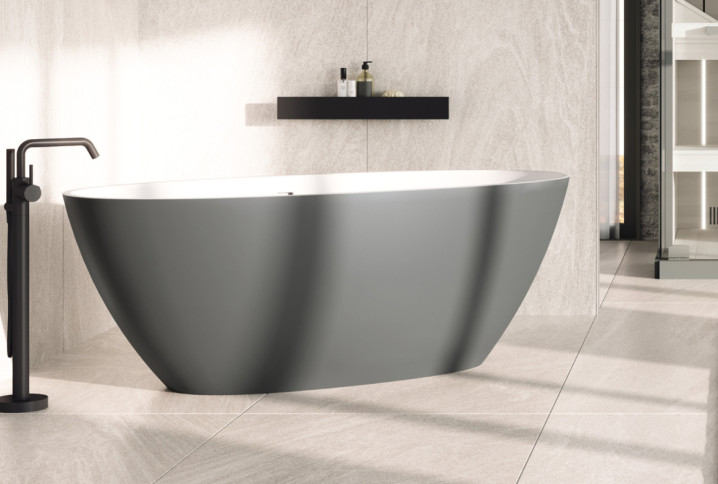 Baignoire ilot teinte grise mat installée dans une grande salle de bains