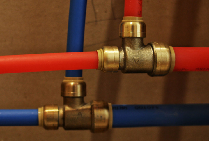 Deux tuyaux sanitaires rouge et bleu