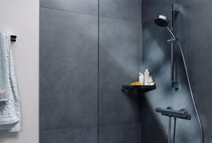 Colonne de douche avec mitigeur dans une douche