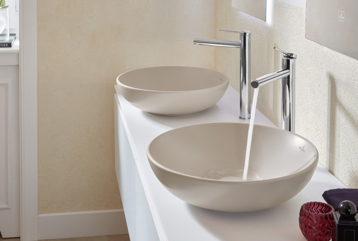 Salle de bains avec un meuble double vasque