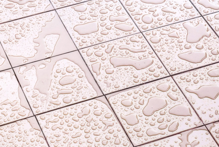 Carrelage de salle de bains avec des gouttes d'eau dessus
