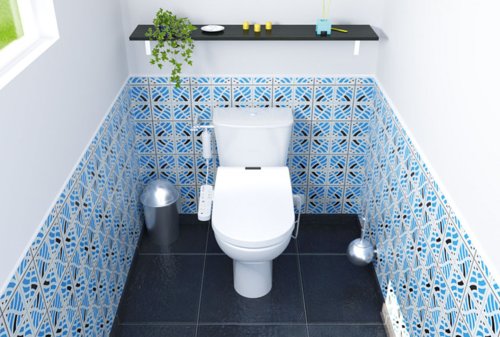 Salle de bain avec un WC, une fenêtre et une étagère