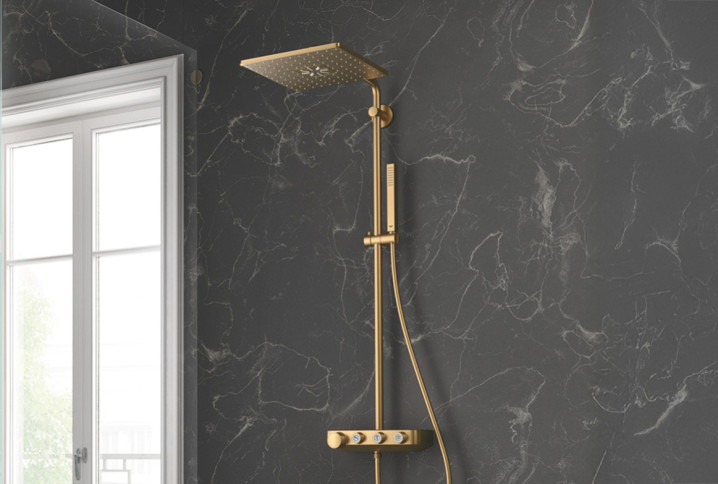 Colonne de douche or brossé dans une salle de bains