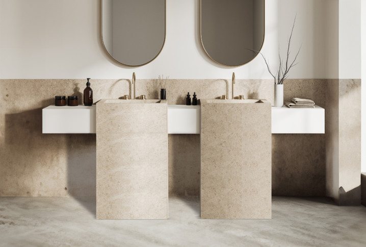 Salle de bains avec une double vasque totem