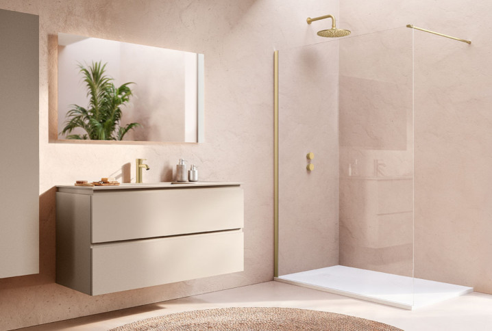 Salle de bains couleur rosée avec grande paroi de douche