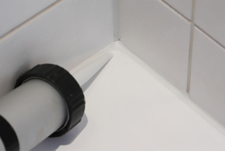 Joints de silicone positionnés dans le coin d'un mur de salle de bains