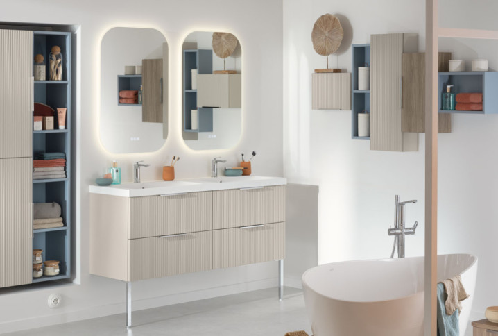 Salle de bains moderne avec des rangements optimisés