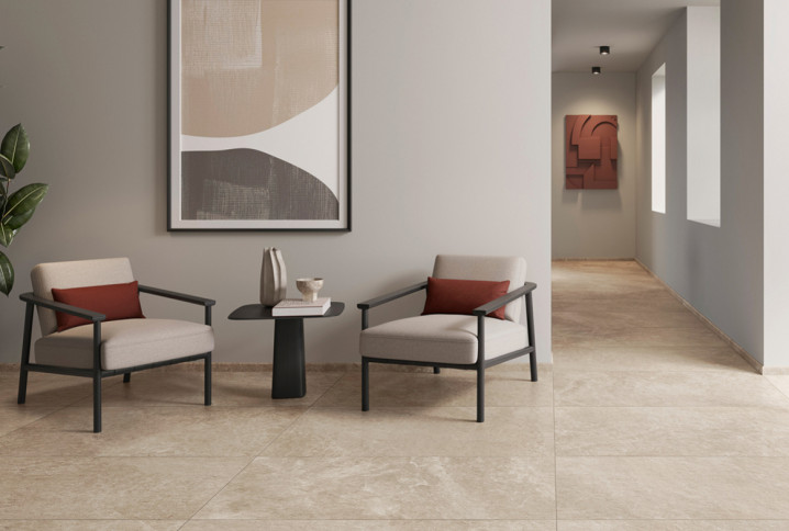 Salon de maison avec des grands carreaux de carrelage au sol