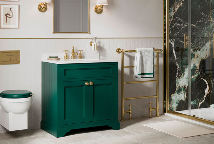 Meuble vert retro dans une salle de bains à l'ambiance vintage