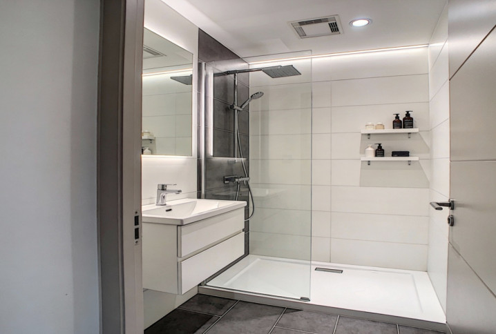 Petite salle de bains avec douche blanche