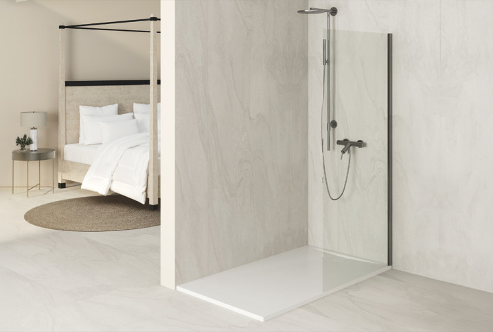 Douche ouverte avec receveur blanc et paroi vitrée.